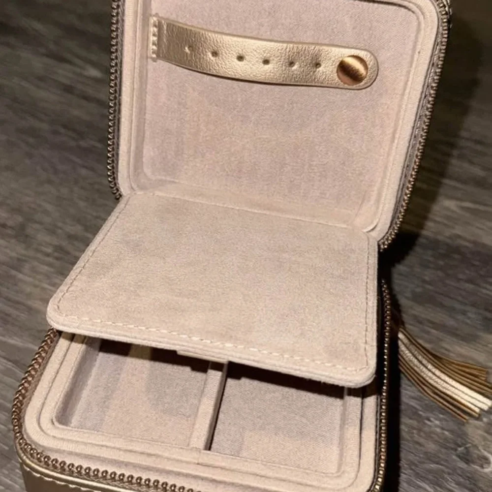 Kendra Scott Collection - Picture 7 of 7